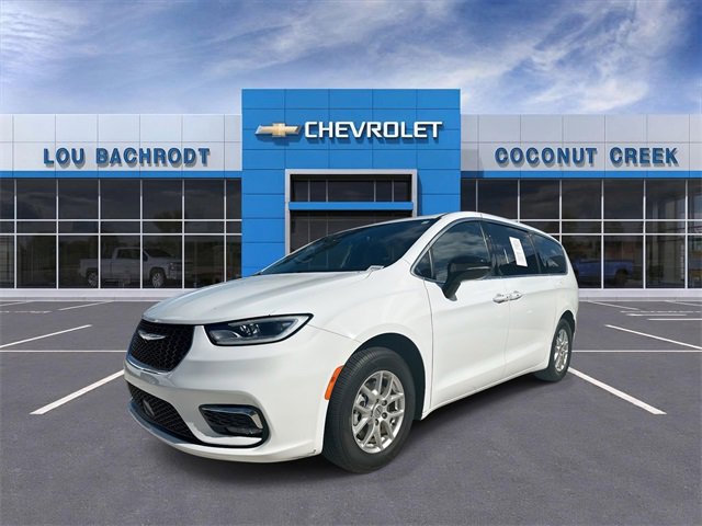 Used 2024 Chrysler Pacifica Touring image 4