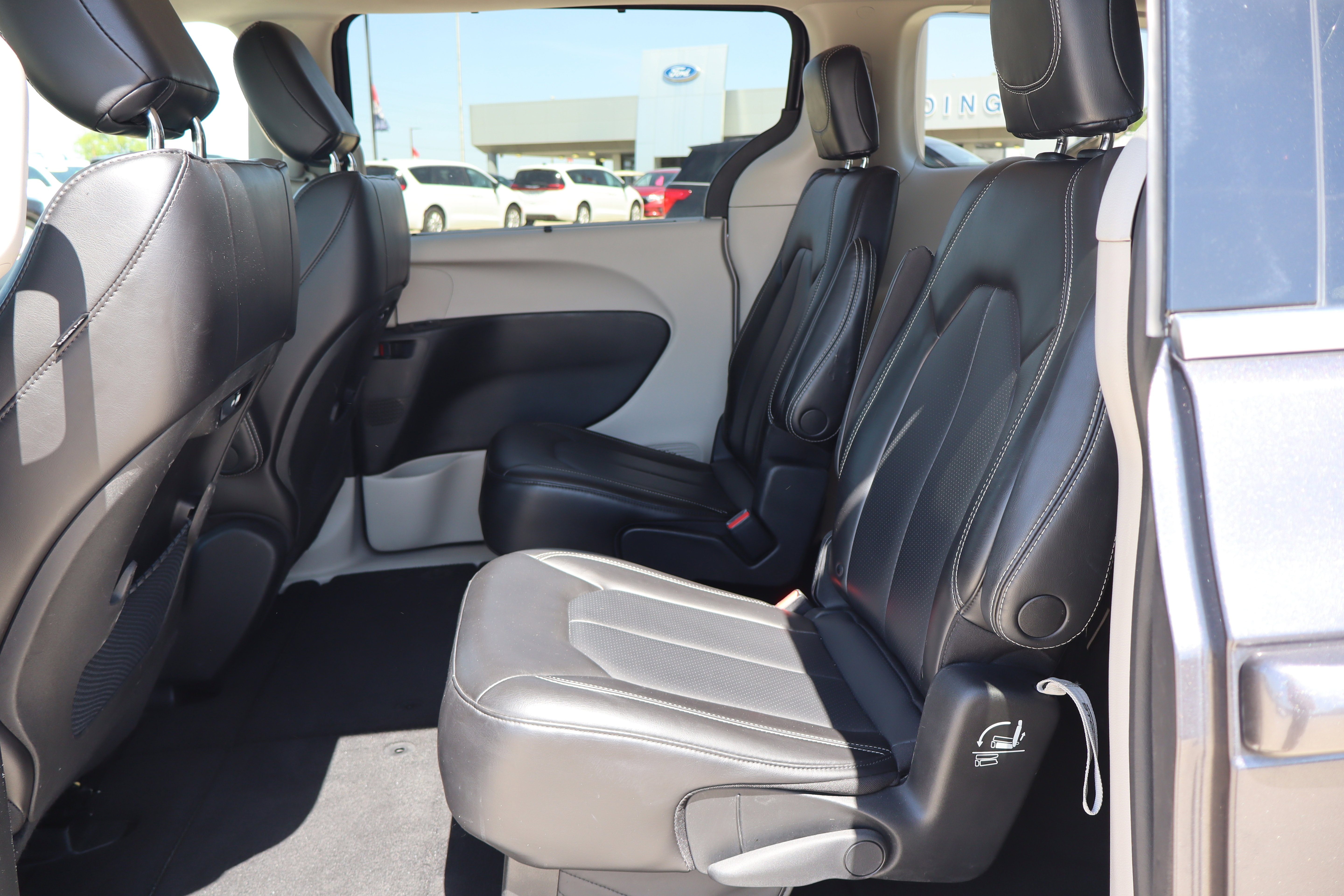 Used 2023 Chrysler Pacifica Touring-L FWD image 11