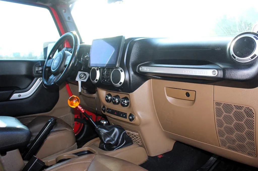 Used 2014 Jeep Wrangler Unlimited Rubicon w/ Max Tow Package AWD/4WD image 17