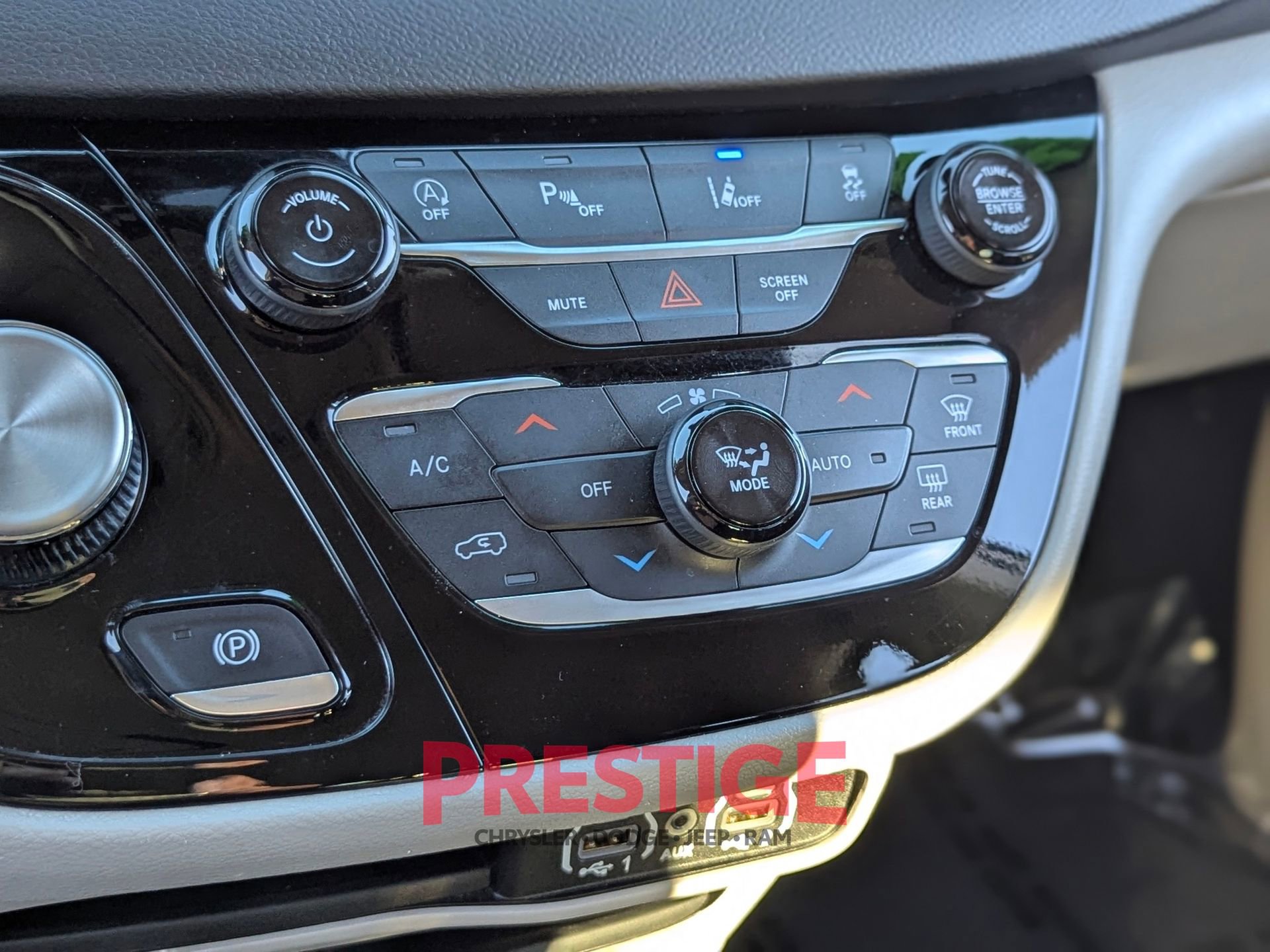 Used 2024 Chrysler Pacifica Touring-L image 23