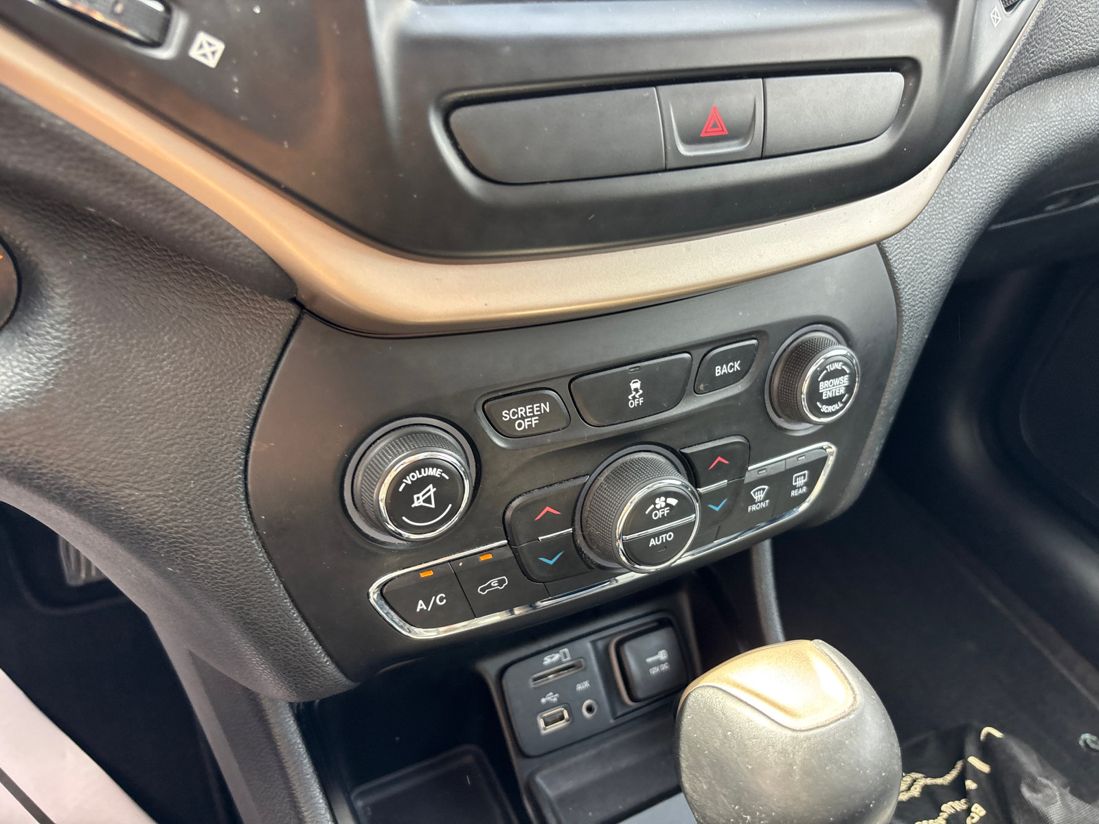 Used 2016 Jeep Cherokee Limited FWD image 19