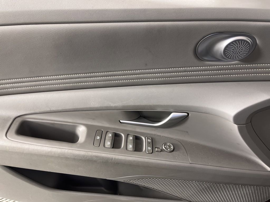 Used 2025 Hyundai Elantra SEL image 25