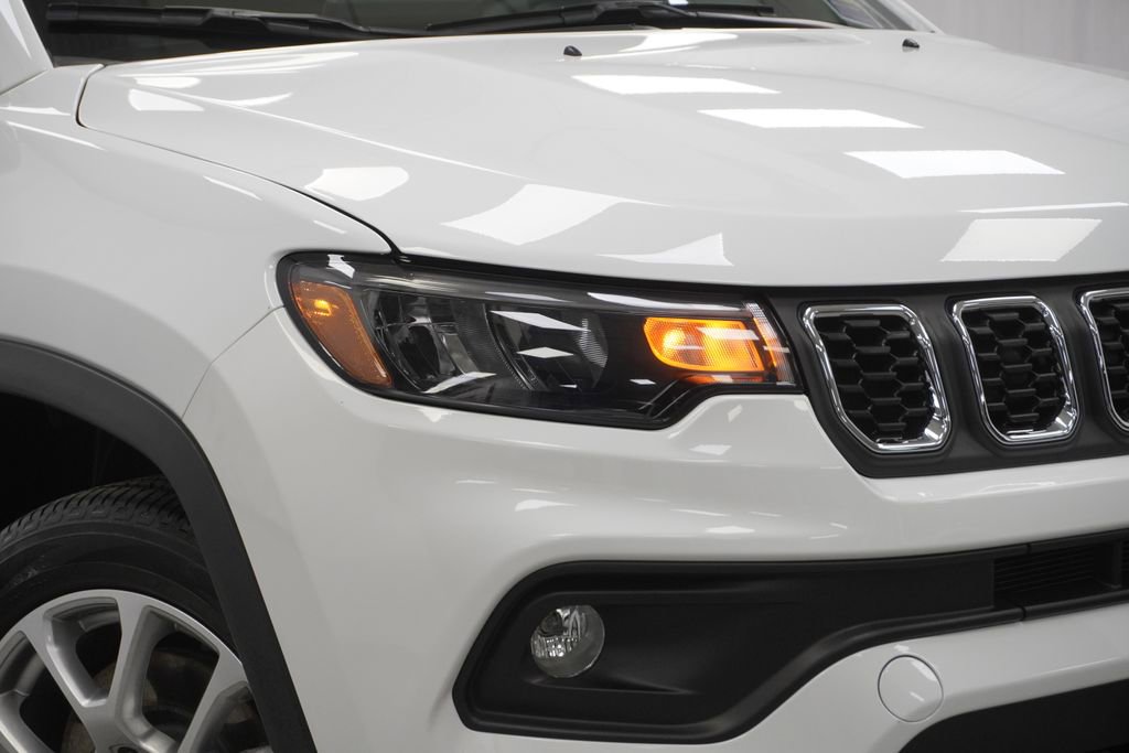 Certified 2024 Jeep Compass Latitude AWD/4WD image 5
