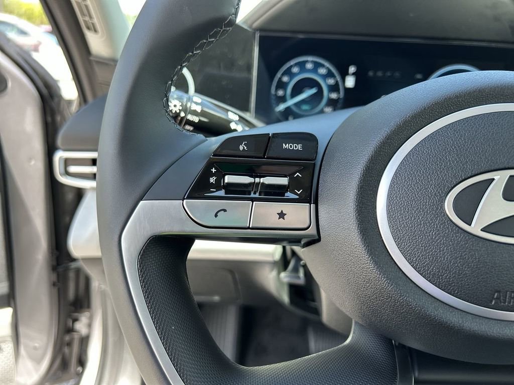 New 2025 Hyundai Elantra Limited image 29