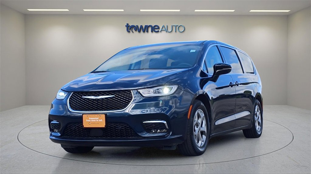 Used 2024 Chrysler Pacifica Limited w/ Uconnect Theater Family Group