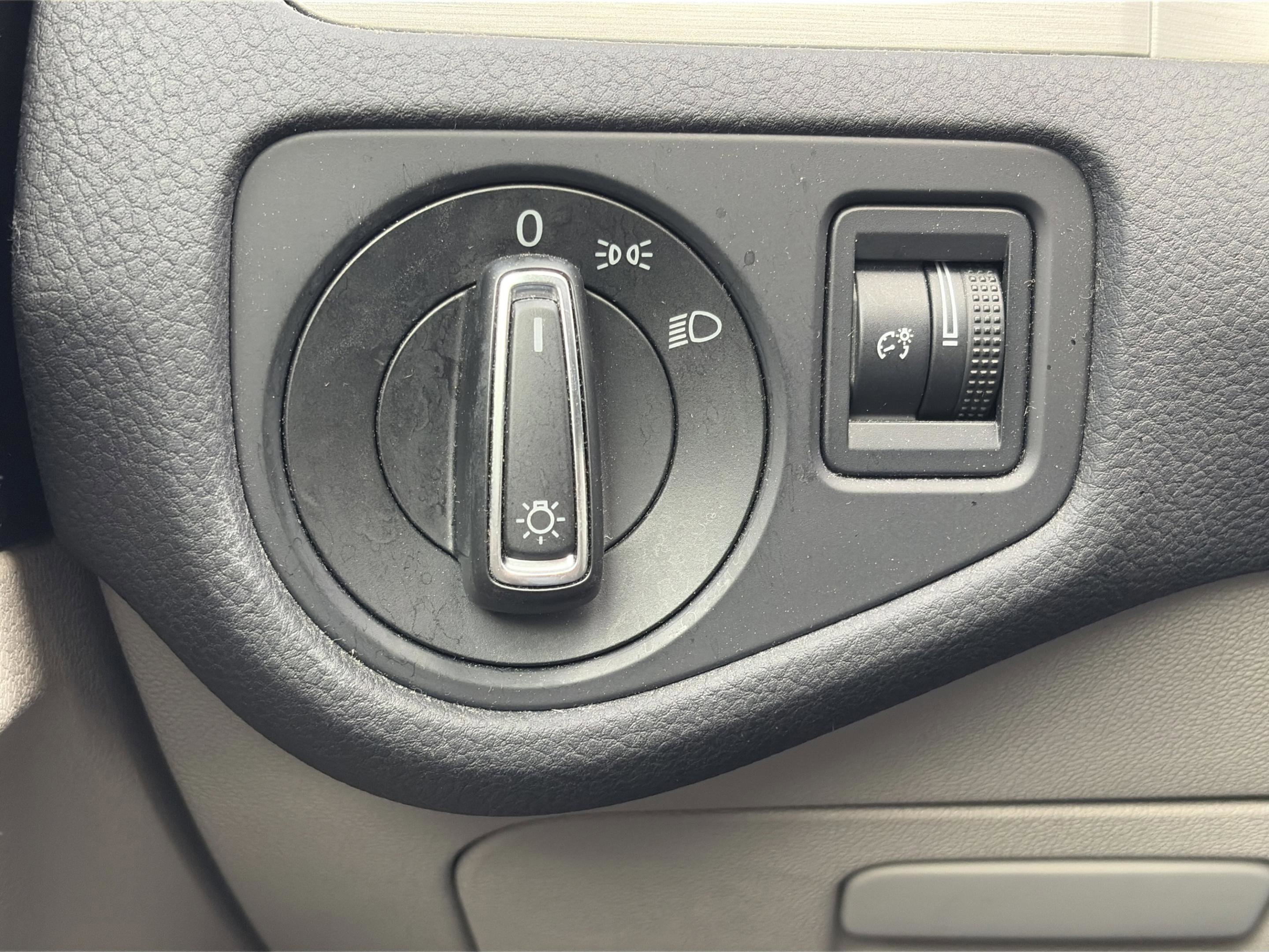 Used 2015 Volkswagen Golf TDI S image 16