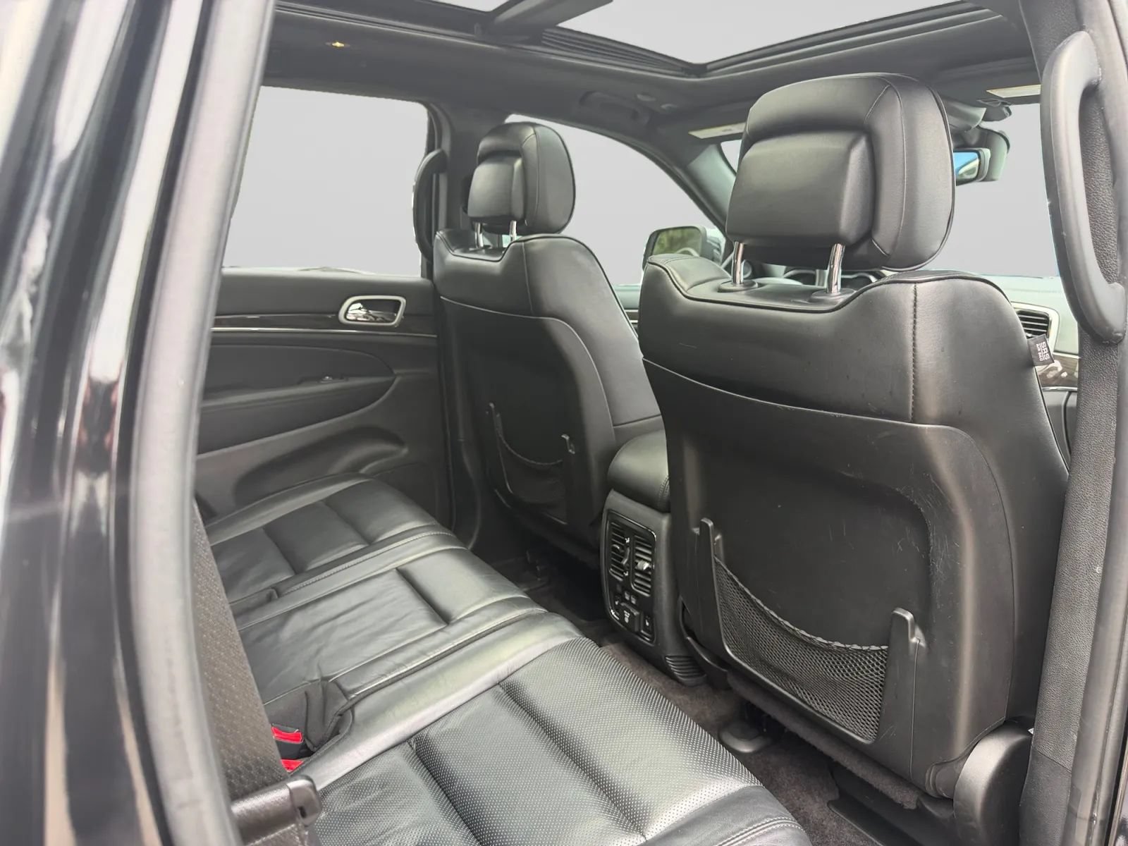 Used 2018 Jeep Grand Cherokee Overland w/ Interior Metal Package RWD image 31
