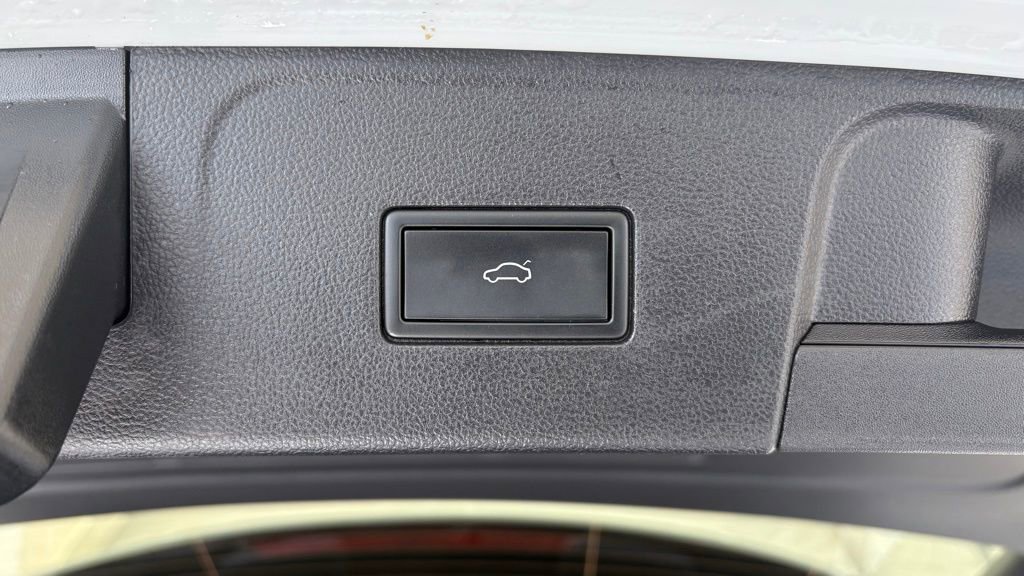 Used 2024 Volkswagen Atlas SE w/ Black Wheel Package image 5