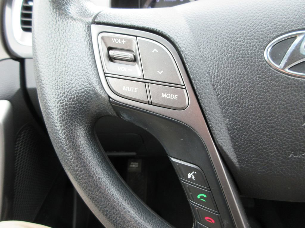 Used 2015 Hyundai Santa Fe GLS image 25