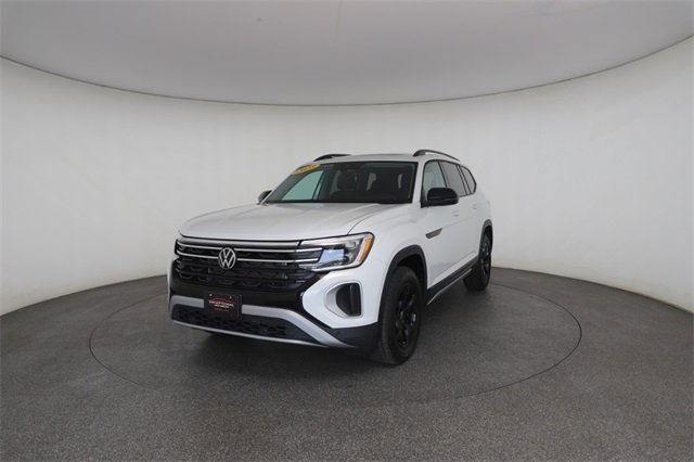 Used 2025 Volkswagen Atlas Peak Edition SE image 2