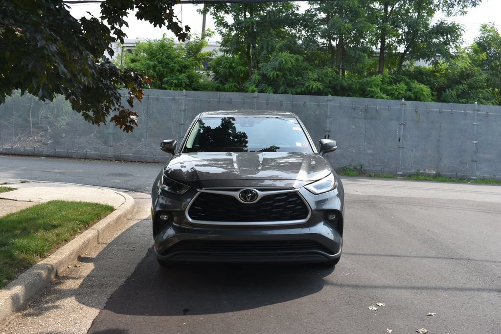 Used 2025 Toyota Highlander LE FWD image 2