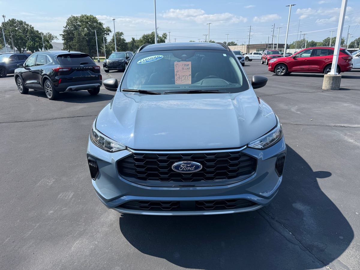 Used 2023 Ford Escape ST-Line w/ Tech Pack #1 AWD/4WD image 2