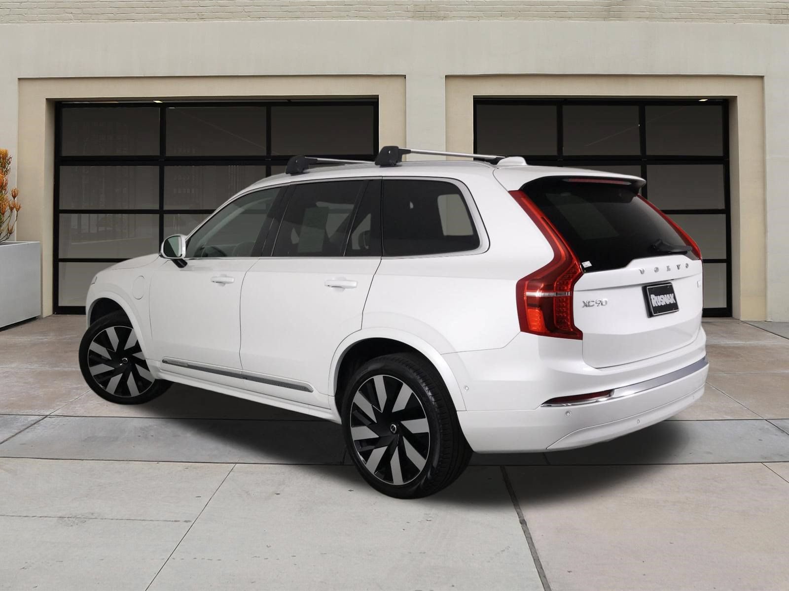 Certified 2023 Volvo XC90 T8 Plus AWD/4WD image 2