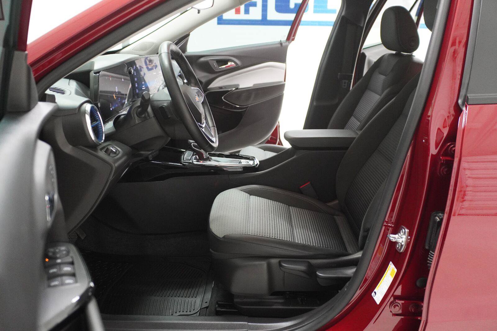 Used 2025 Chevrolet Trax LT w/ Driver Confidence Package FWD image 9