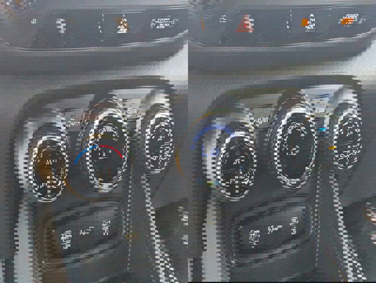 Used 2025 Hyundai Venue SEL image 26