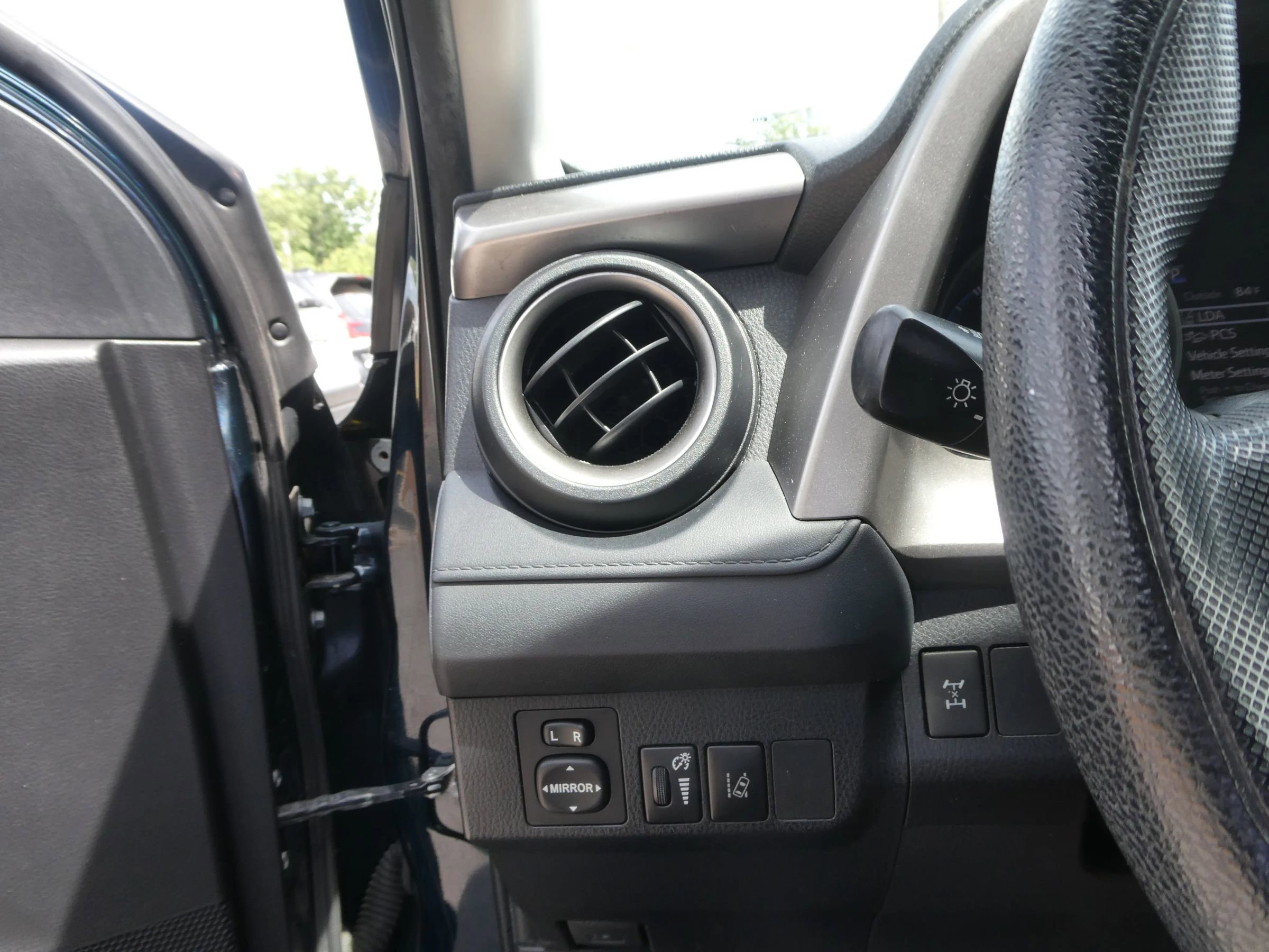 Used 2018 Toyota RAV4 LE AWD/4WD image 15