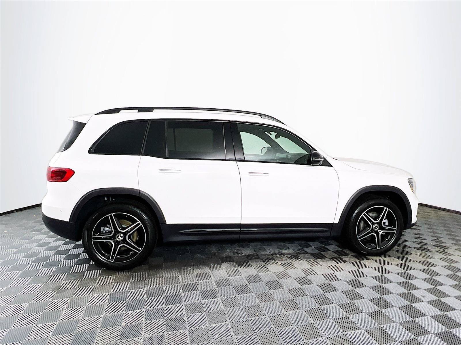 Used 2026 Mercedes-Benz GLB 250 4MATIC image 7