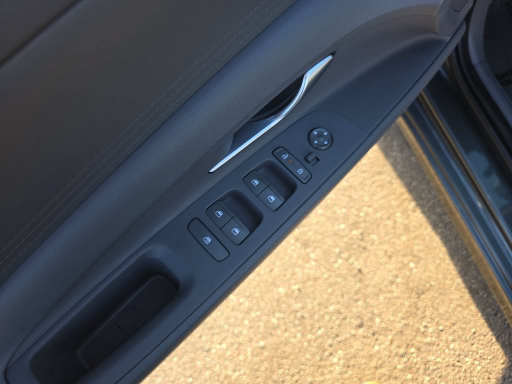 Used 2025 Hyundai Elantra SE FWD image 11