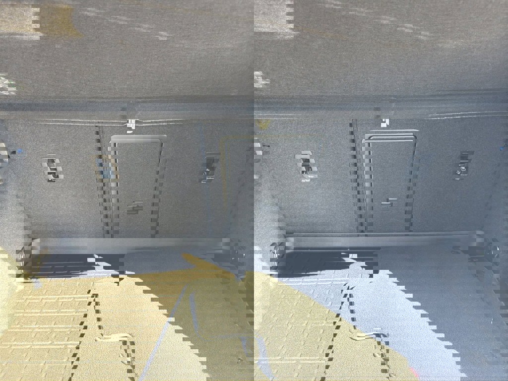 Used 2015 Volkswagen Golf R 4-Door image 27