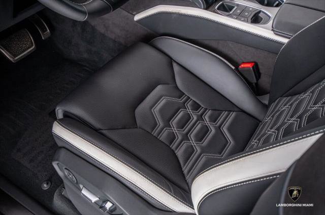 Used 2025 Lamborghini Urus SE AWD/4WD image 49