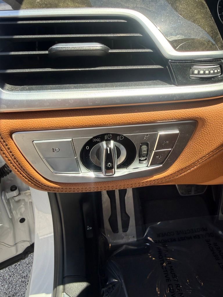 Used 2019 BMW 750i w/ Executive Package RWD image 9