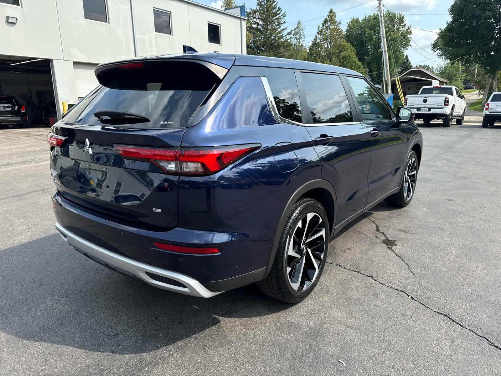 Used 2024 Mitsubishi Outlander SE AWD/4WD image 3