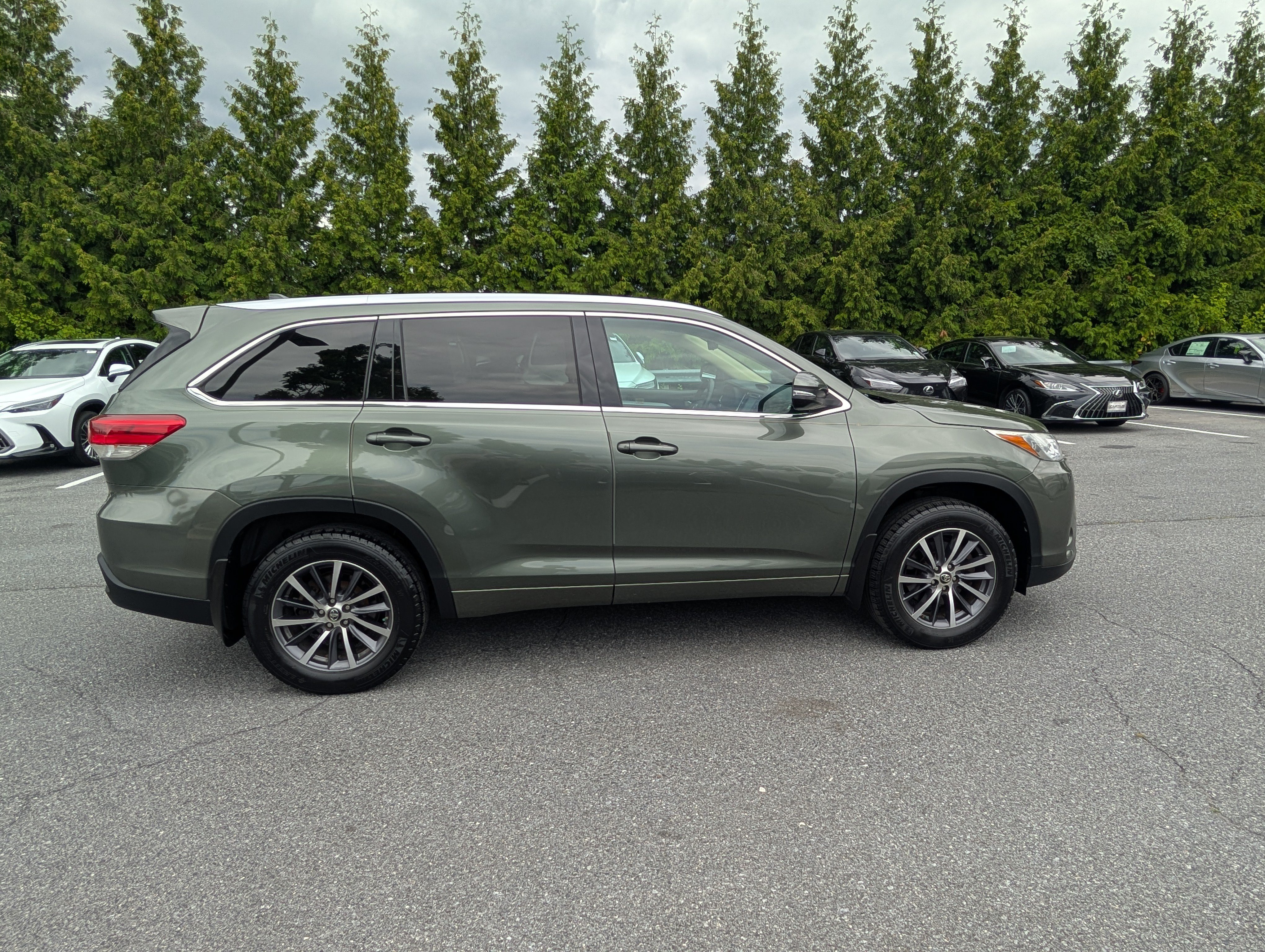 Used 2017 Toyota Highlander XLE AWD/4WD image 2