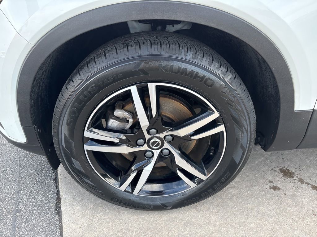 Certified 2023 Volvo XC40 B5 Plus w/ Protection Package AWD/4WD image 13