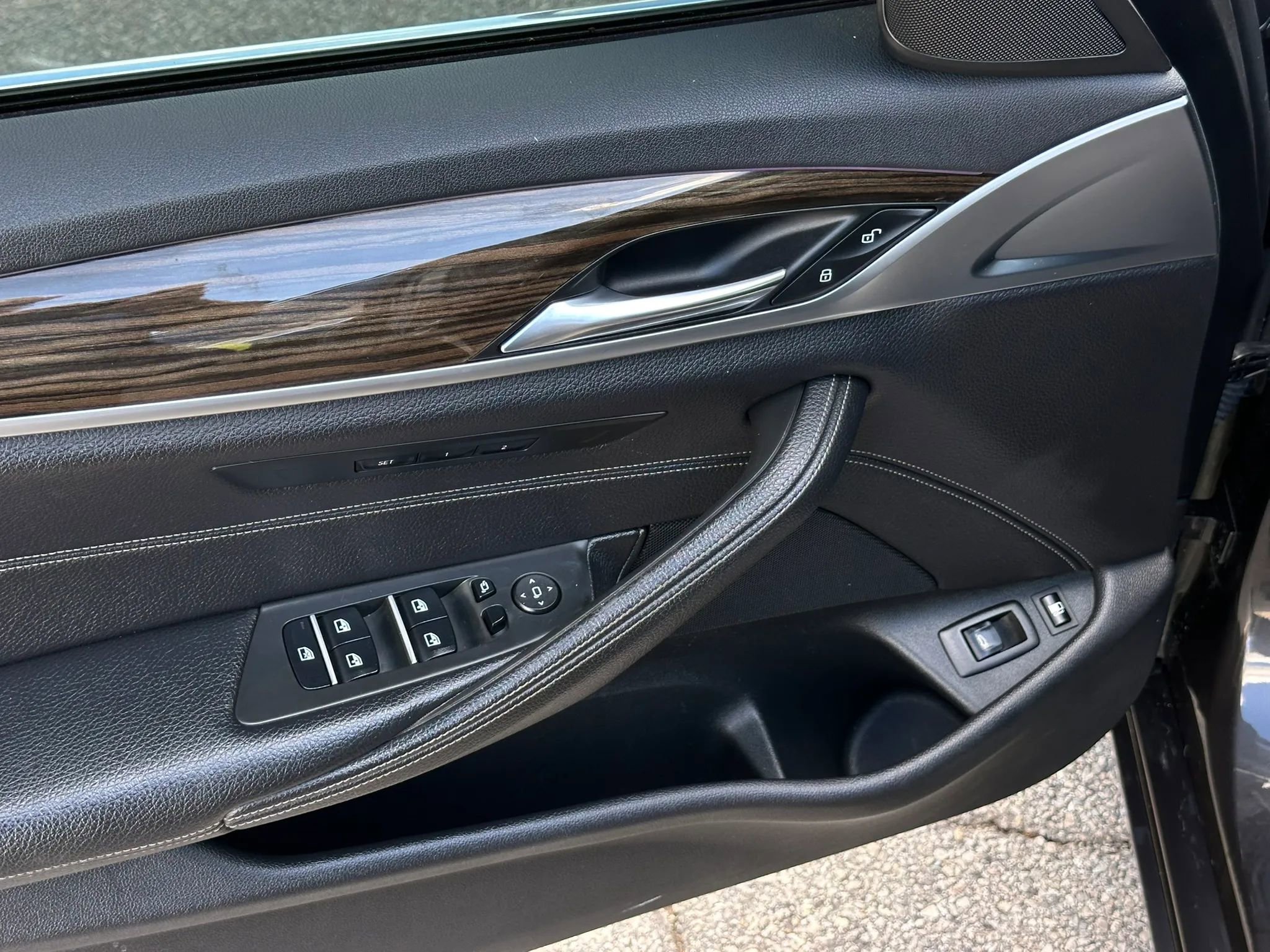 Used 2018 BMW 530e w/ Premium Package 2 image 11