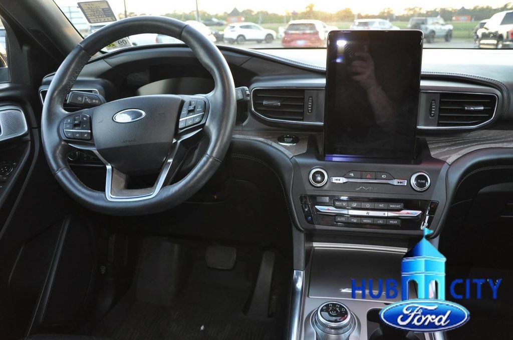 Used 2020 Ford Explorer Platinum w/ Premium Technology Package image 19