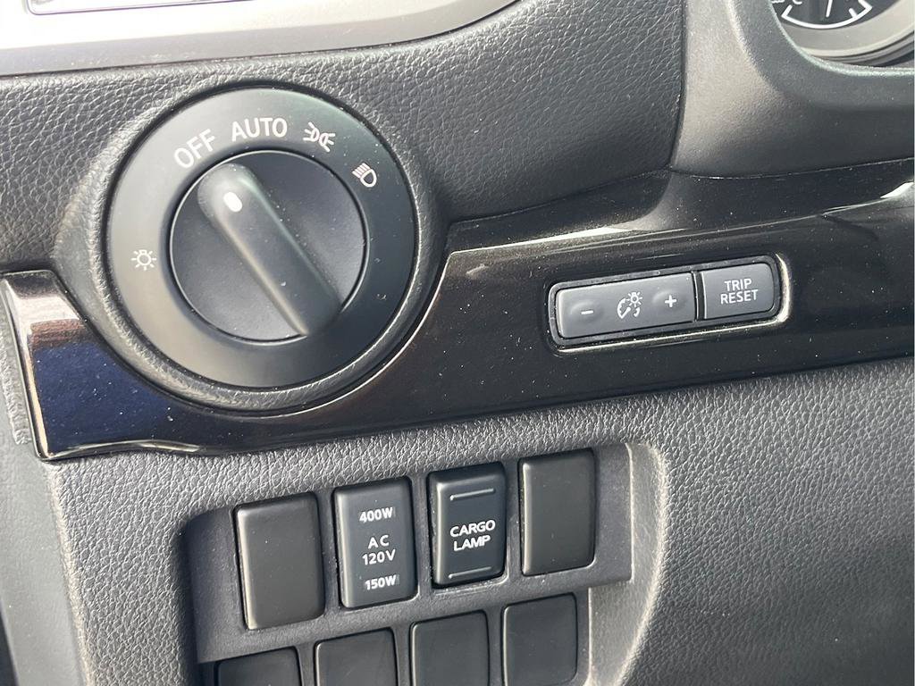 Used 2018 Nissan Titan SV w/ SV Convenience Package AWD/4WD image 30
