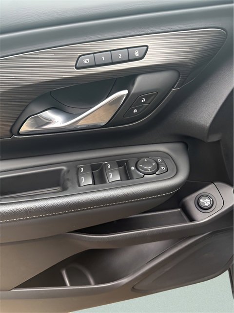 Used 2024 GMC Terrain SLT image 12