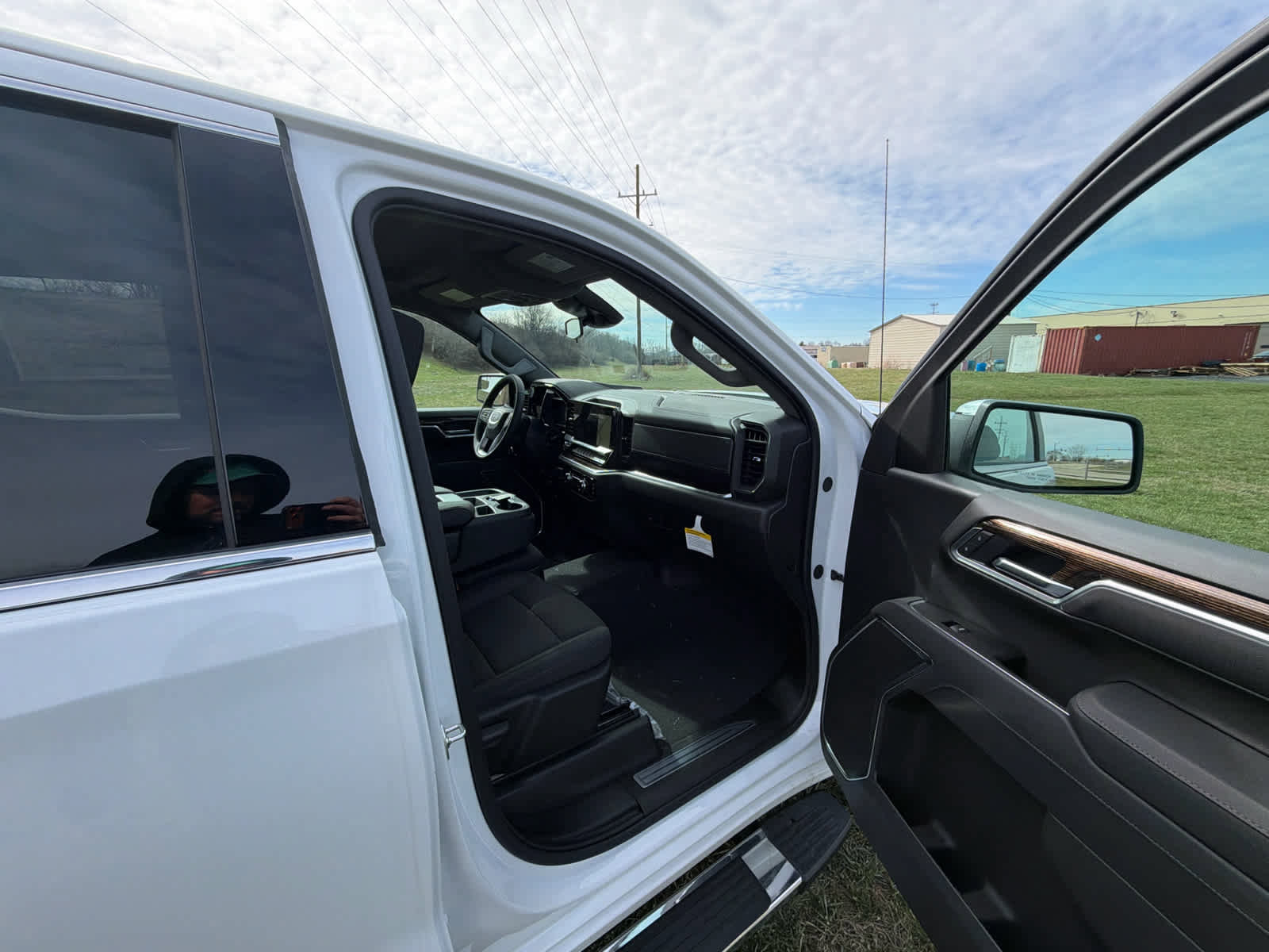 New 2026 GMC Sierra 1500 SLE w/ Preferred Package image 18