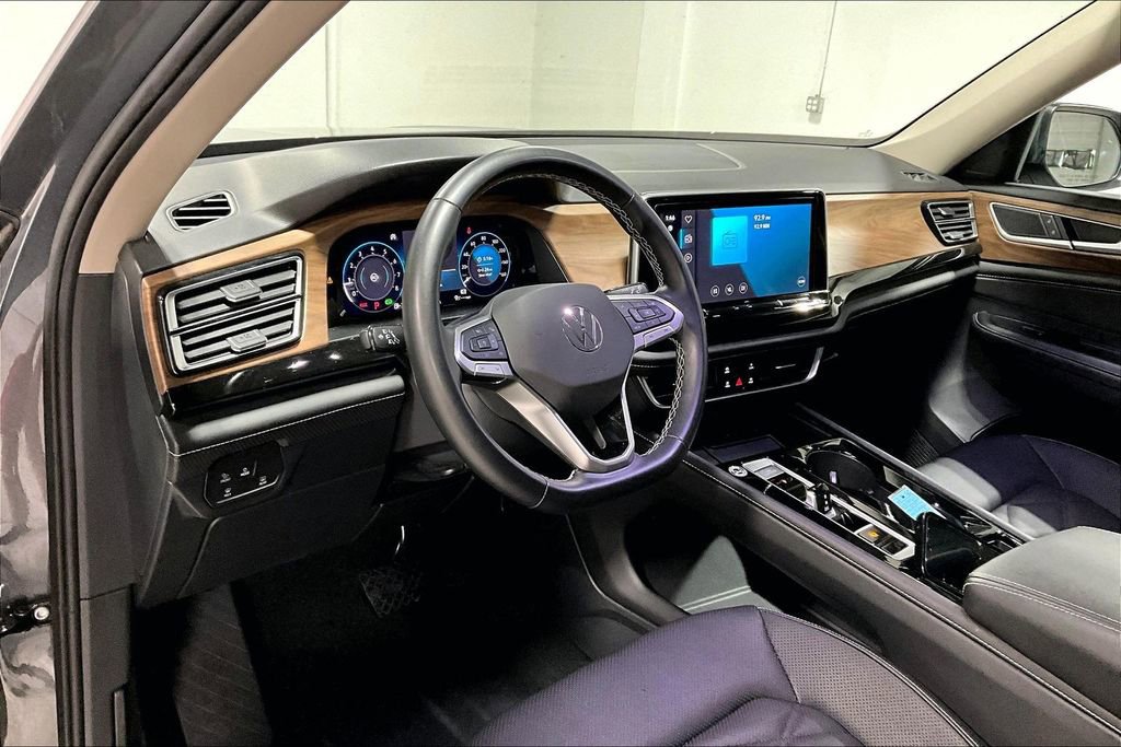 Used 2025 Volkswagen Atlas SE image 16