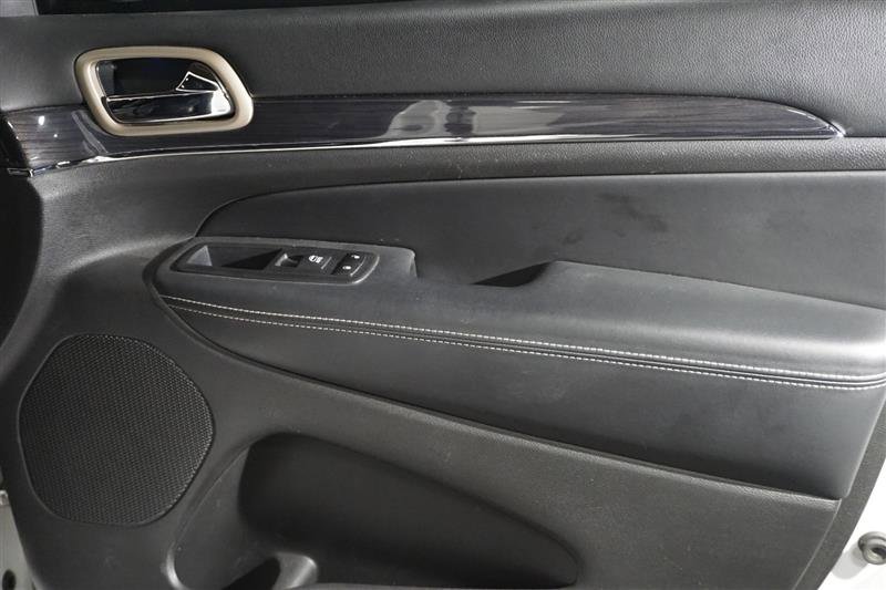 Used 2017 Jeep Grand Cherokee Overland w/ Jeep Active Safety Group image 20