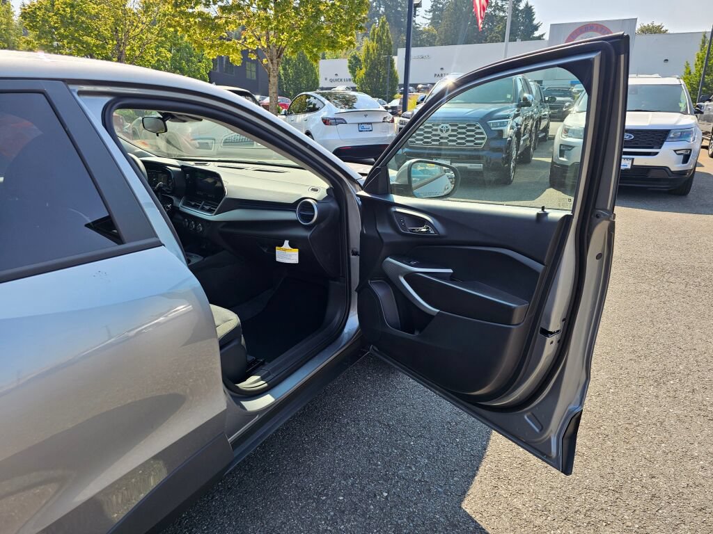 New 2026 Chevrolet Trax LS w/ LS Convenience Package FWD image 27