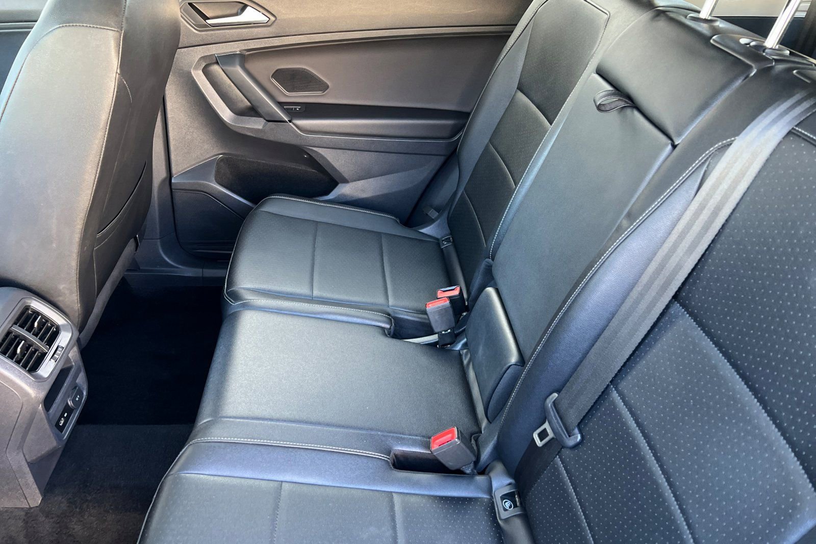 Used 2019 Volkswagen Tiguan SE w/ Panoramic Sunroof Package image 12
