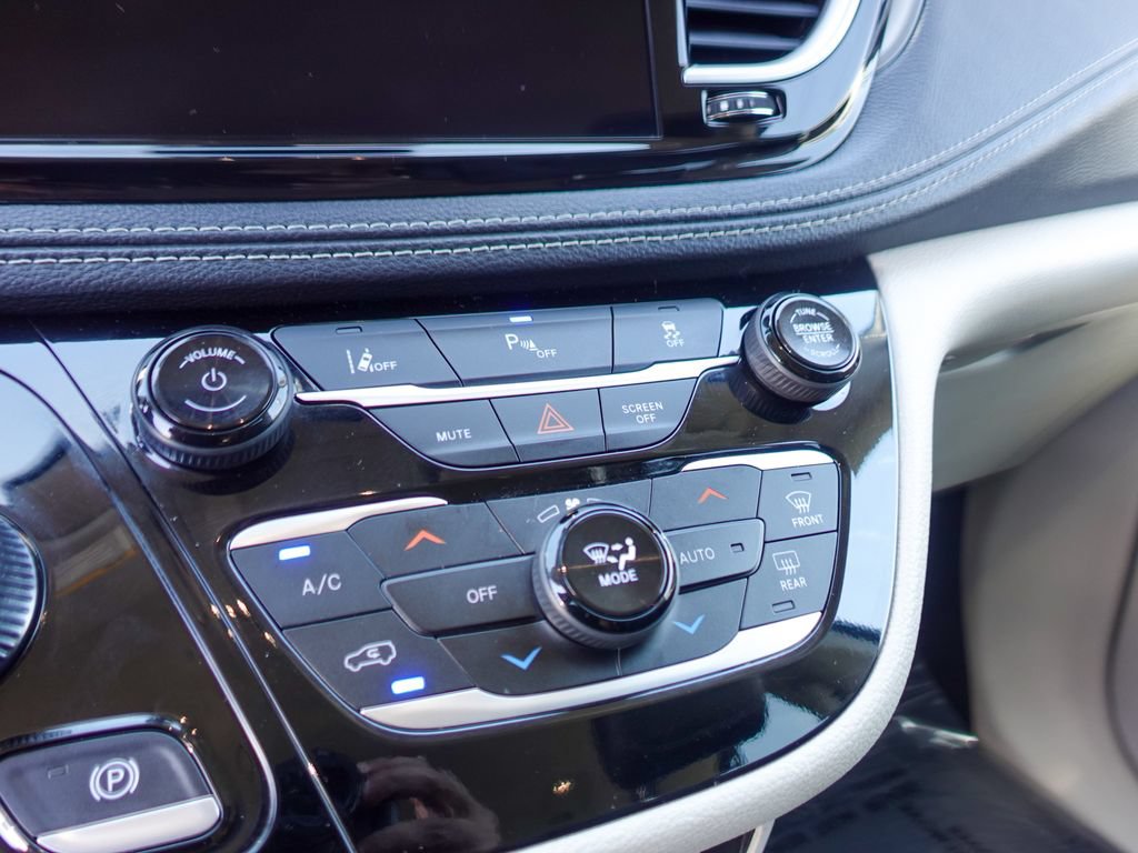 Used 2024 Chrysler Pacifica Limited FWD image 17