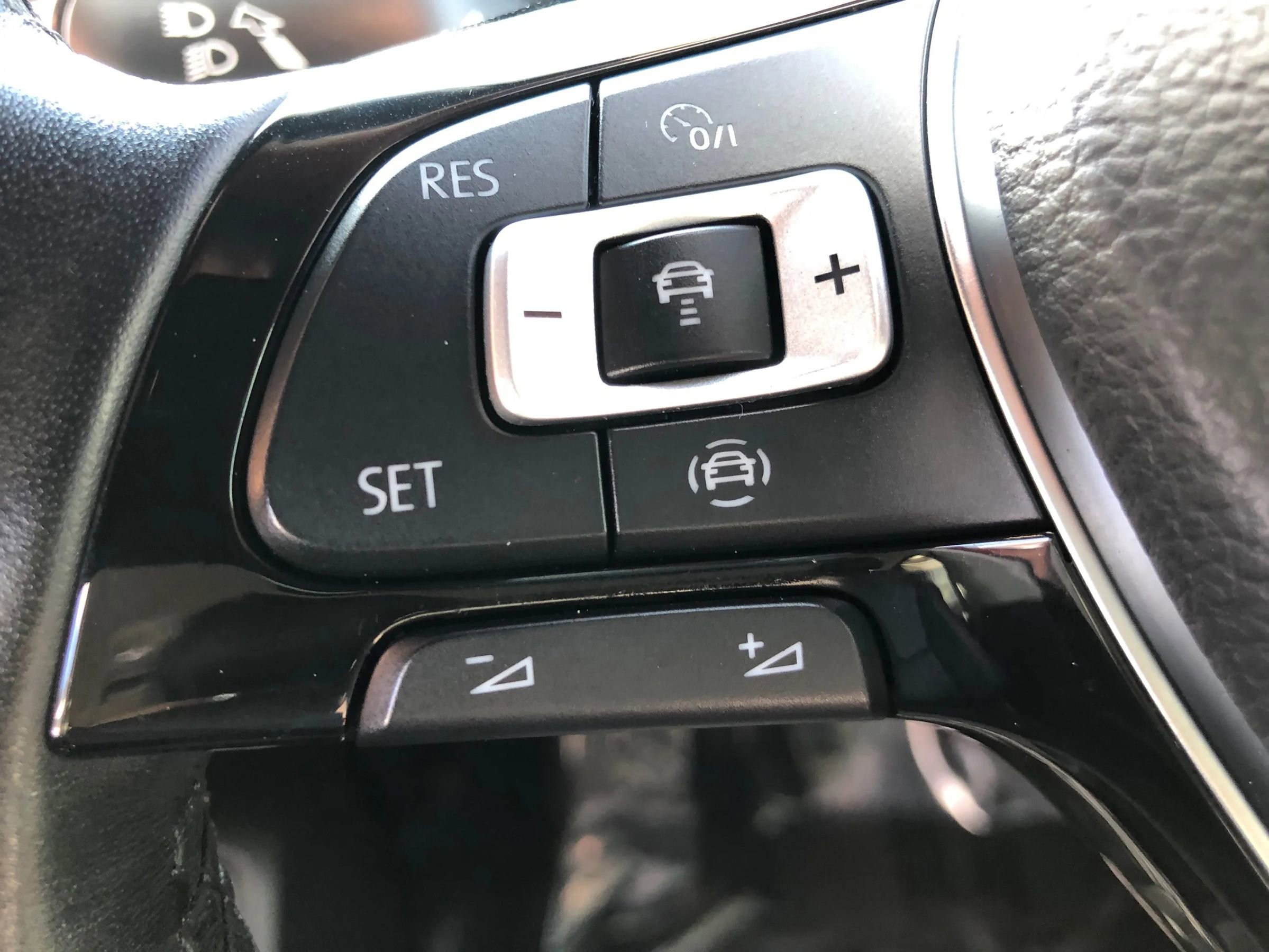 Used 2019 Volkswagen Tiguan SEL image 28