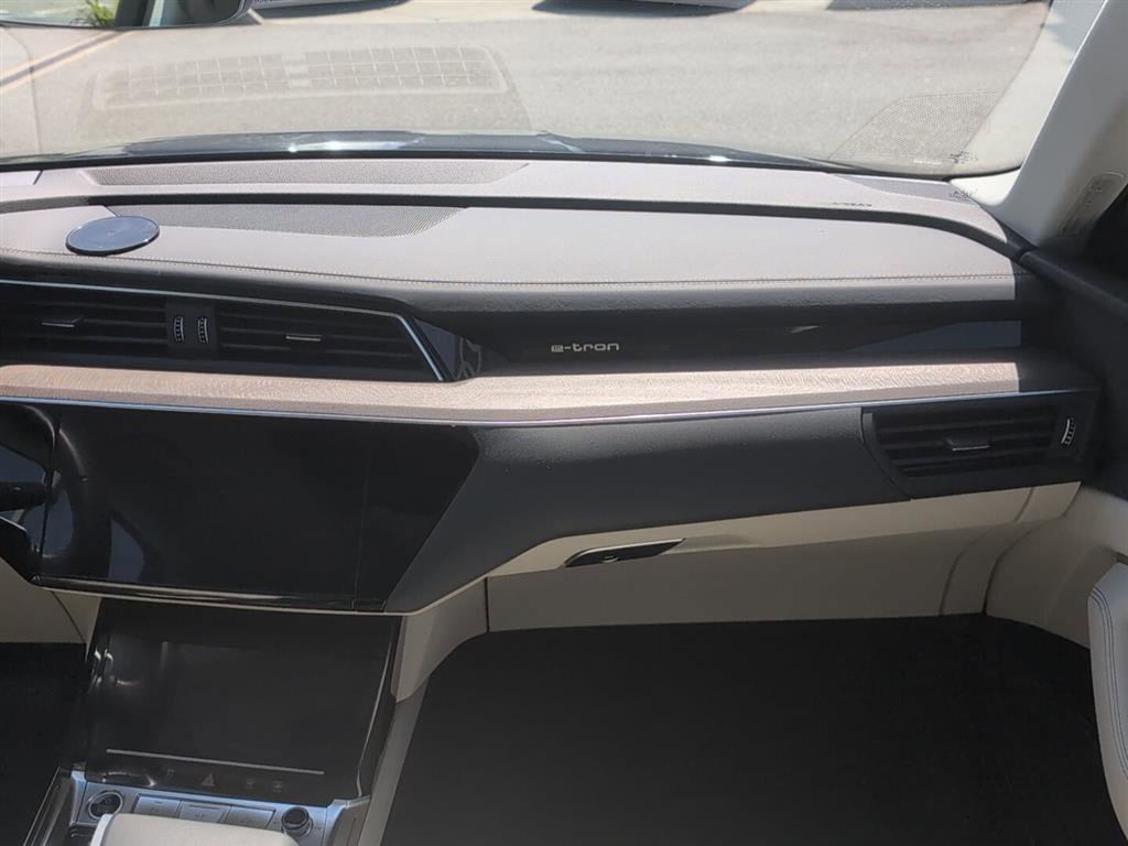 Used 2024 Audi Q8 e-tron Prestige w/ Prestige Package image 10