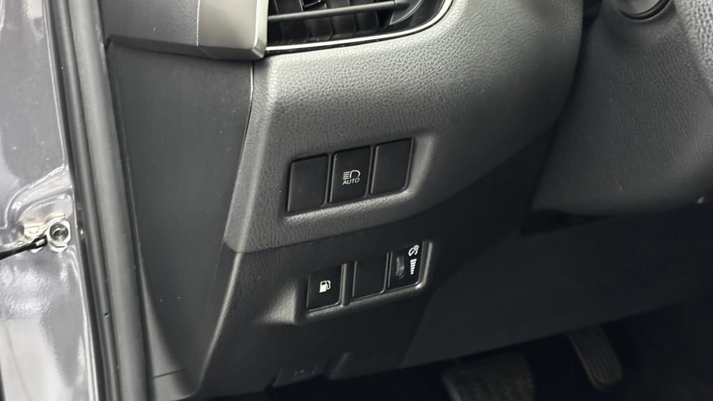 Used 2019 Toyota C-HR LE FWD image 17