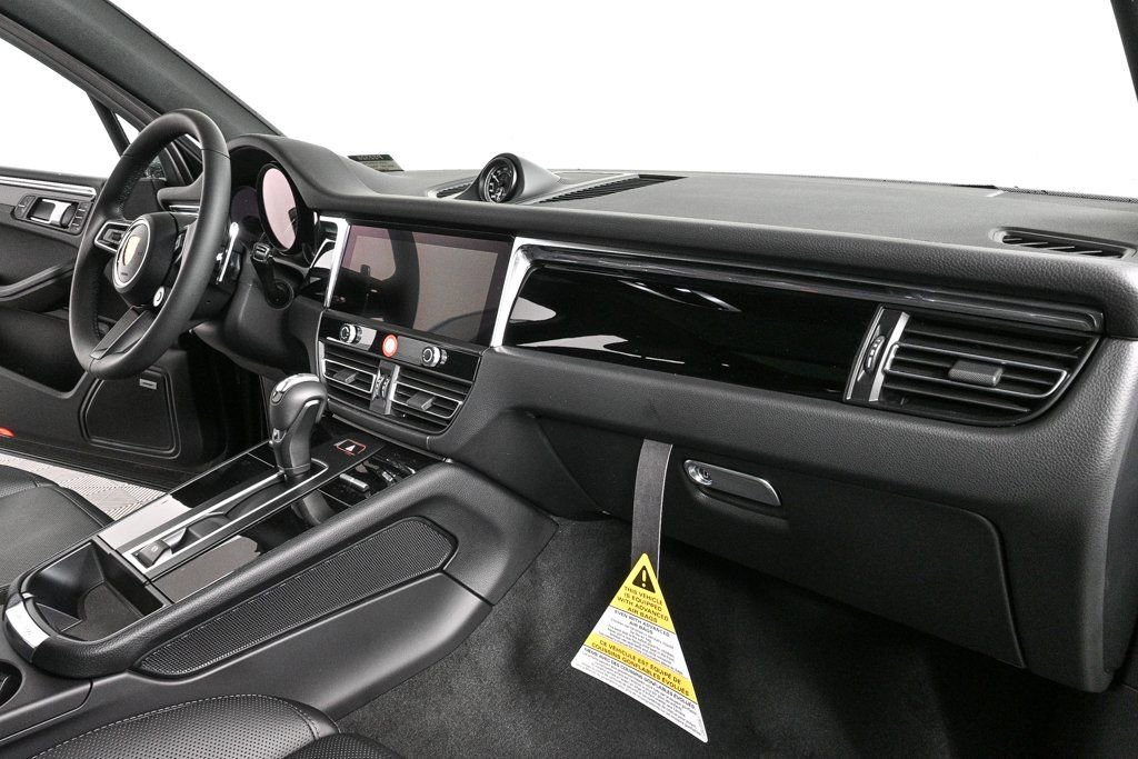 Certified 2026 Porsche Macan AWD/4WD image 25