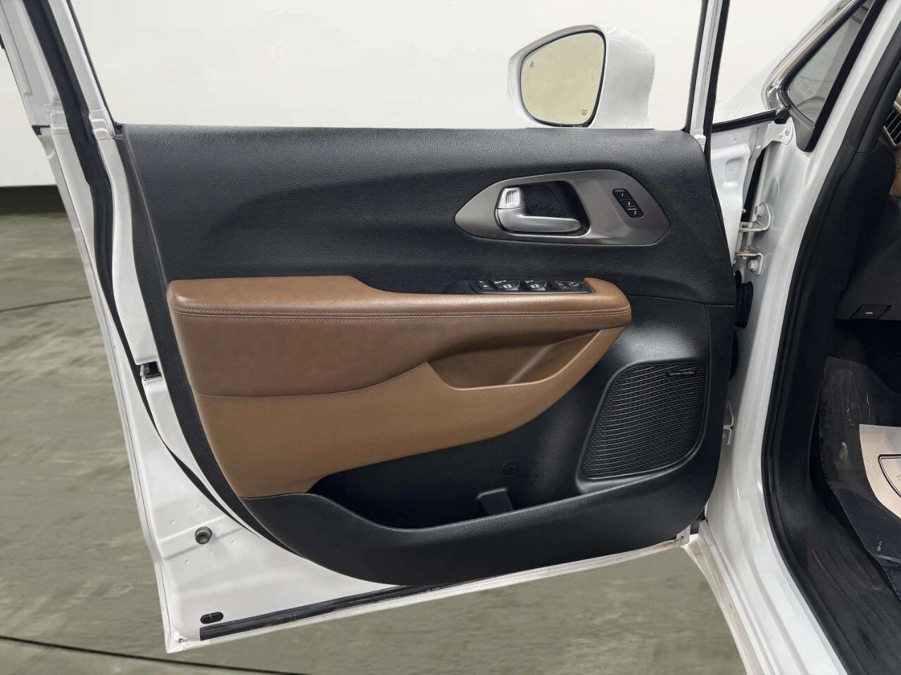 Used 2017 Chrysler Pacifica Limited image 10