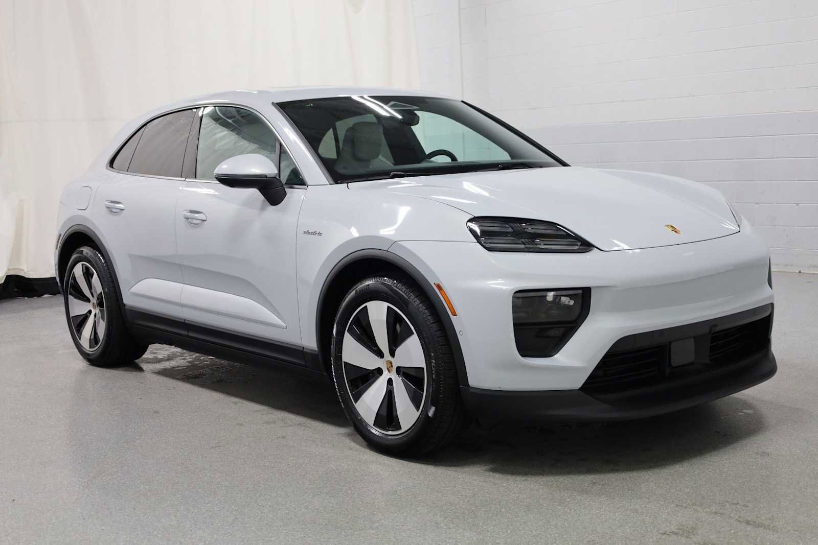 Certified 2025 Porsche Macan Electric image 13