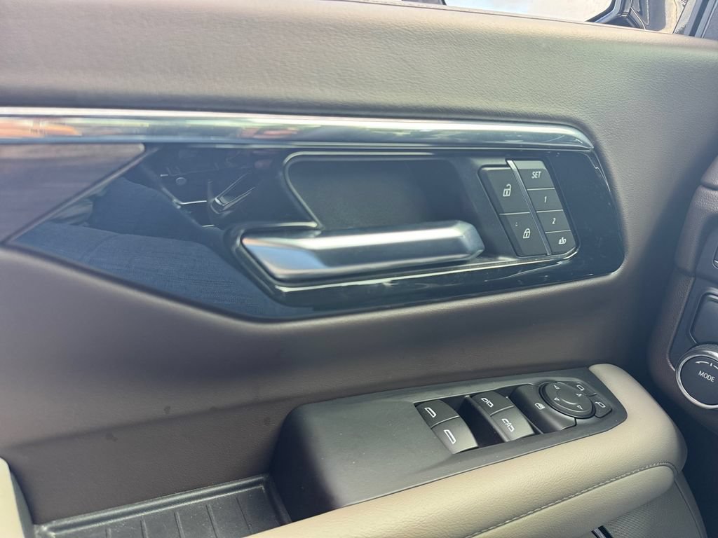 Used 2025 Chevrolet Suburban LT RWD image 40