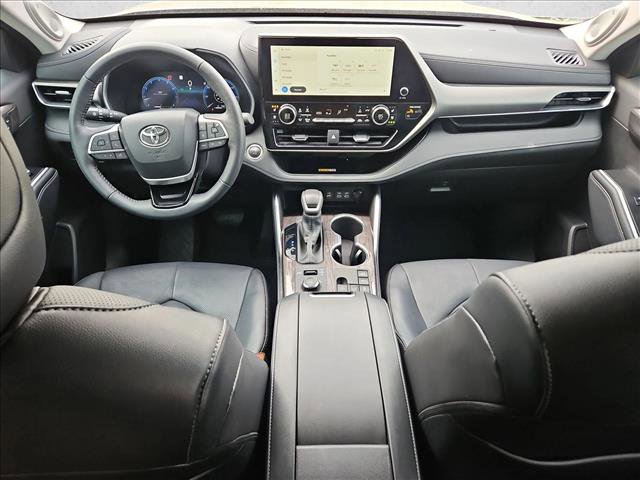Used 2025 Toyota Highlander Limited AWD/4WD image 19