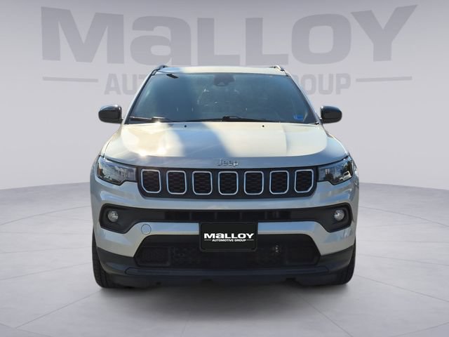 Used 2024 Jeep Compass Latitude w/ Sun and Sound Group AWD/4WD image 8