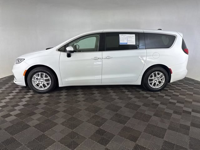 Used 2023 Chrysler Pacifica Touring-L FWD image 10