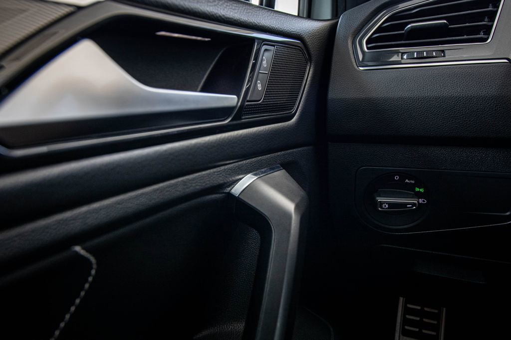 Used 2023 Volkswagen Tiguan SE R-Line image 32