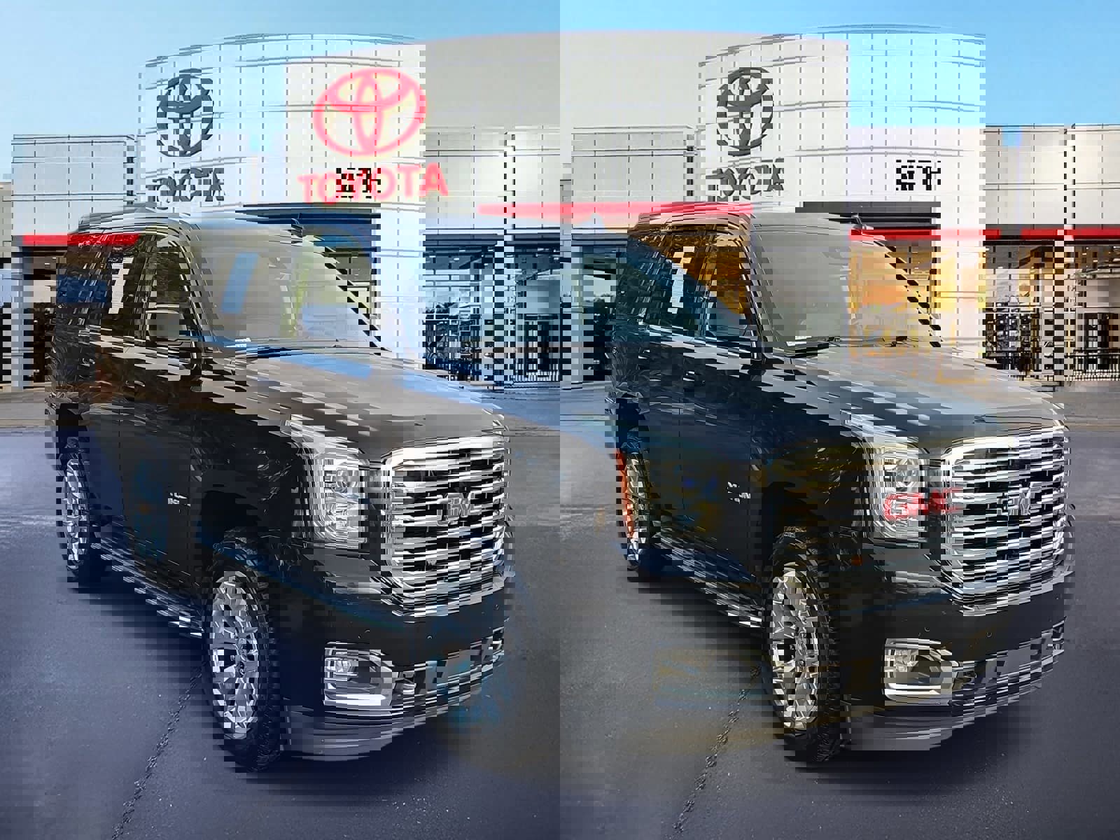 Used 2016 GMC Yukon SLT w/ HD Trailering Package image 3